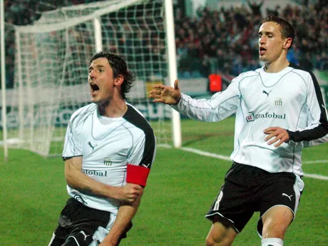 Balázs Borbély (vľavo) a Blažej Vaščák sa tešia po strelenom góle v zápase Artmedia Petržalka - Glasgow Rangers v skupine H Ligy majstrov 2005/2006.