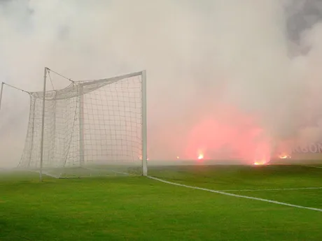 Zadymené ihrisko po vhodení dymovníc hosťujúcimi fanúšikmi v zápase Artmedia Bratislava - Partizan Belehrad v 3. predkole Ligy majstrov 2005/2006 v Bratislave.