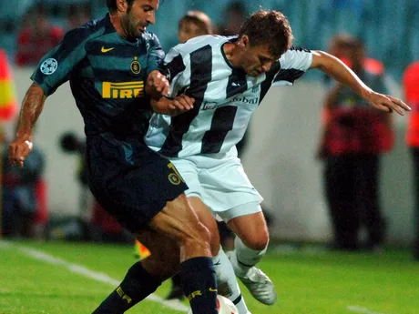 Luis Figo a Ján Ďurica (vpravo) v zápase Artmedia Bratislava - Inter Miláno v skupine H Ligy majstrov 2005/2006.