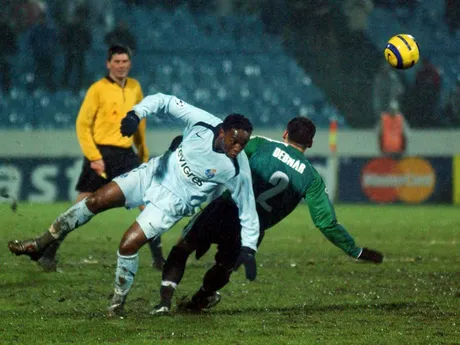 Benny McCarthy a Ondrej Debnár (vpravo) v zápase Artmedia Bratislava - FC Porto v skupine H Ligy majstrov 2005/2006.