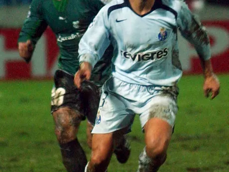 Pavol Staňo (vľavo) a Ricardo  Costa v zápase Artmedia Bratislava - FC Porto v skupine H Ligy majstrov 2005/2006.