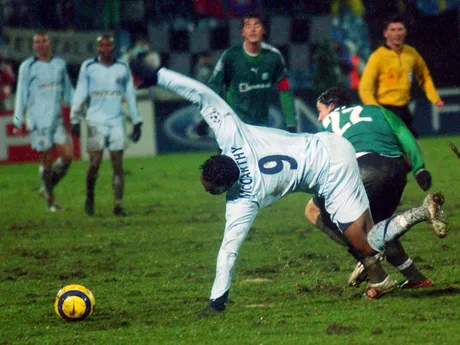 Benny McCarthy a Aleš Urbánek (vpravo) v zápase Artmedia Bratislava - FC Porto v skupine H Ligy majstrov 2005/2006.