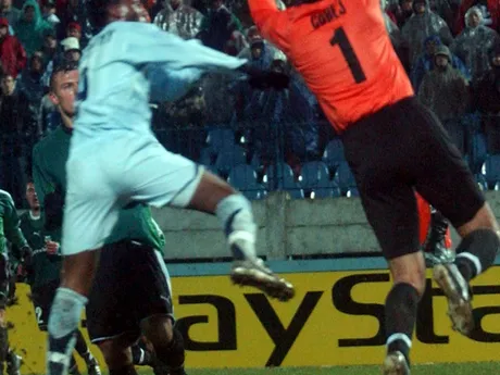 Benny McCarthy a brankár Juraj Čobej v zápase Artmedia Bratislava - FC Porto v skupine H Ligy majstrov 2005/2006.