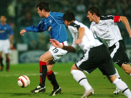 Steven Thompson (vľavo) a kapitán Balázs Borbély v zápase Artmedia Petržalka - Glasgow Rangers v skupine H Ligy majstrov 2005/2006.