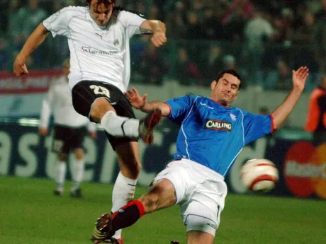 Ján Kozák ml. (vľavo) a Julien Rodriguez v zápase Artmedia Petržalka - Glasgow Rangers v skupine H Ligy majstrov 2005/2006.