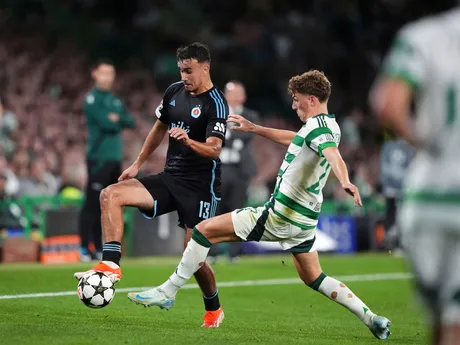 David Strelec (vľavo) a Arne Engels v zápase Celtic Glasgow - ŠK Slovan Bratislava v 1. kole ligovej fázy Ligy majstrov.