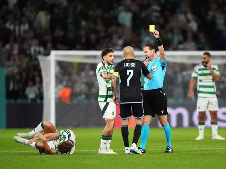 Vladimír Weiss ml. dostáva žltú kartu v zápase Celtic Glasgow - ŠK Slovan Bratislava v 1. kole ligovej fázy Ligy majstrov.