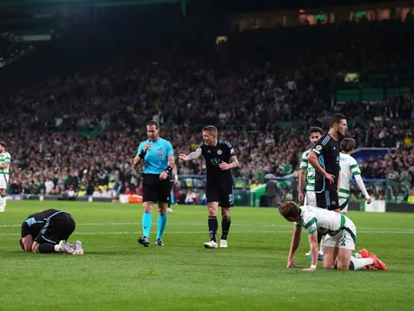 Juraj Kucka (v strede) v zápase Celtic Glasgow - ŠK Slovan Bratislava v 1. kole ligovej fázy Ligy majstrov.