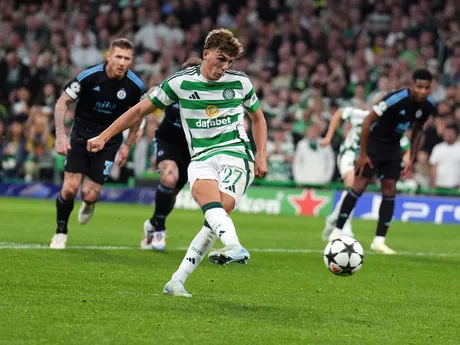 Arne Engels strieľa gól z penalty v zápase Celtic Glasgow - ŠK Slovan Bratislava v 1. kole ligovej fázy Ligy majstrov.