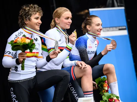 Zľava Carla Ostizová, Cat Fergusonová a Viktória Chladoňová  na pódiu na MS v cestnej cyklistike 2024.