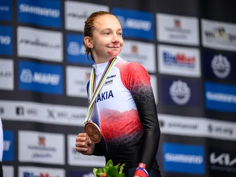 Viktória Chladoňová s bronzovou medailou na MS v cestnej cyklistike 2024.