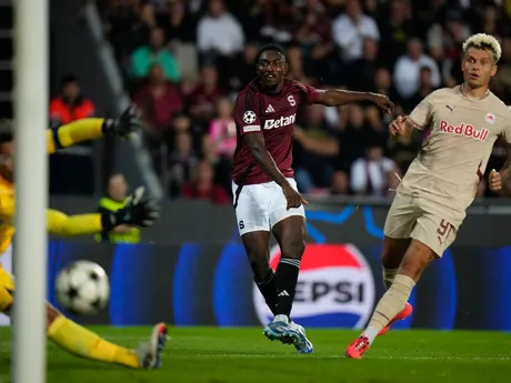 Victor Olatunji strieľa gól v zápase 1. kola Ligy majstrov AC Sparta Praha - Red Bull Salzburg.