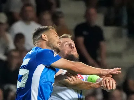 Milan Skriniar (vpravo) a Rauno Sappinen v zápase Estónsko - Slovensko v skupine 1 C-divízie Ligy národov.