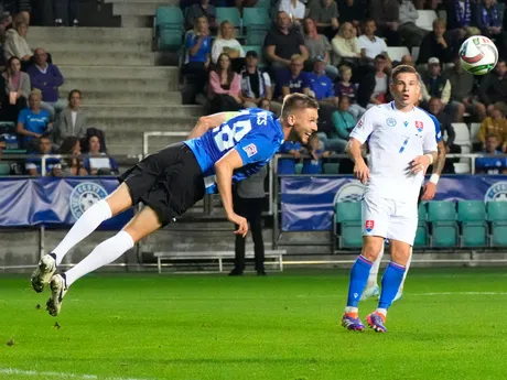 Tomas Suslov (vpravo) a Karol Mets v zápase Estónsko - Slovensko v skupine 1 C-divízie Ligy národov.