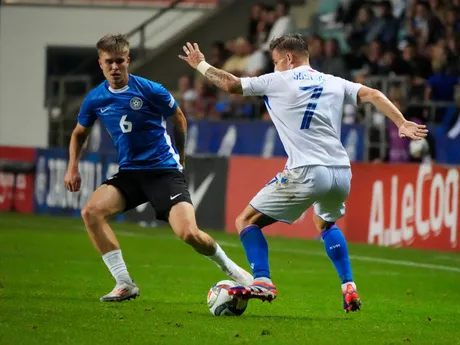 Michael Schjonning-Larsen (vľavo) a Tomáš Suslov v zápase Estónsko - Slovensko v skupine 1 C-divízie Ligy národov.