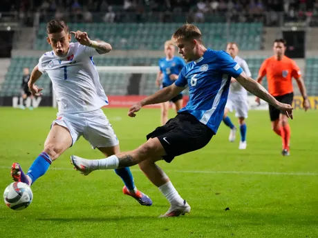 Tomáš Suslov (vľavo) a Michael Schjonning-Larsen v zápase Estónsko - Slovensko v skupine 1 C-divízie Ligy národov.