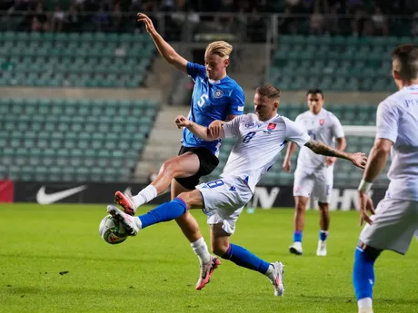 Rocco Shein (vľavo) a Ondrej Duda v zápase Estónsko - Slovensko v skupine 1 C-divízie Ligy národov.