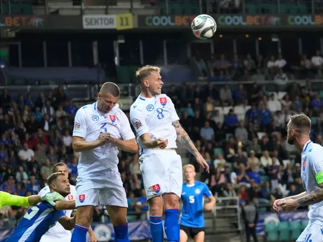 Denis Vavro (vľavo) a Ondrej Duda v zápase Estónsko - Slovensko v skupine 1 C-divízie Ligy národov.