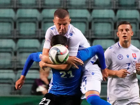 Martin Vetkal a Denis Vavro (hore) v zápase Estónsko - Slovensko v skupine 1 C-divízie Ligy národov.