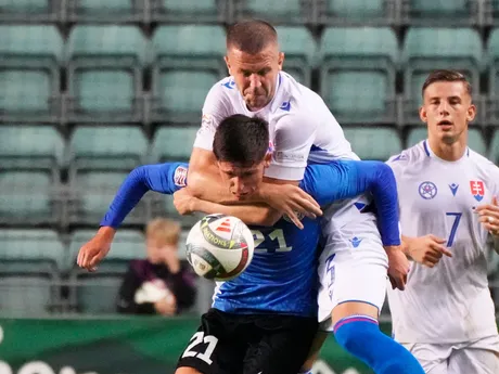 Martin Vetkal a Denis Vavro (hore) v zápase Estónsko - Slovensko v skupine 1 C-divízie Ligy národov.