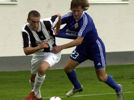 Blažej Vaščák (vľavo) a Jurij Axenov v zápase Artmedia Bratislava - Kairat Alma-Ata v odvete 1. predkola Ligy majstrov 2005/2006 v Senci.