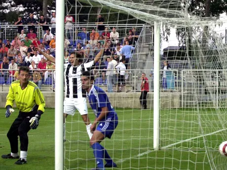 Ján Kozák ml. oslavuje gól v zápase Artmedia Bratislava - Kairat Alma-Ata v odvete 1. predkola Ligy majstrov 2005/2006 v Senci.