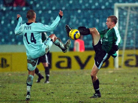 Pepe (vľavo) a Lukáš Hartig v zápase Artmedia Bratislava - FC Porto v skupine H Ligy majstrov 2005/2006.