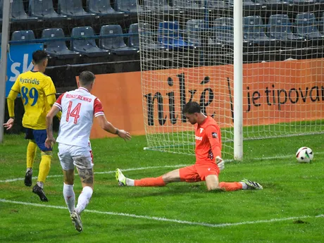 Alexandros Kyziridis (Michalovce) strieľa prvý gól počas zápasu 7. kola Niké ligy MFK Zemplín Michalovce - AS Trenčín.