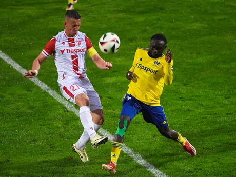 Abdul Musa Zubairu (Michalovce) a Damián Bariš (Trenčín) v súboji o loptu počas zápasu 7. kola Niké ligy MFK Zemplín Michalovce - AS Trenčín.