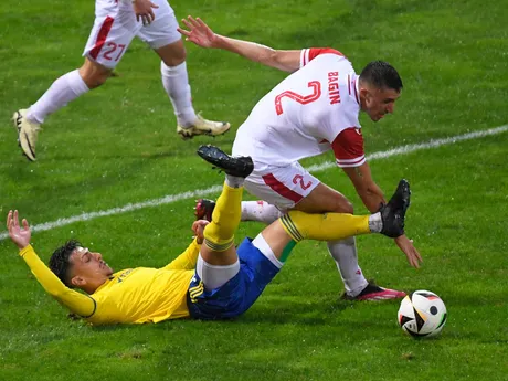 Alexandros Kyziridis (Michalovce) a Samuel Bagin (Trenčín) v súboji o loptu počas zápasu 7. kola Niké ligy MFK Zemplín Michalovce - AS Trenčín.