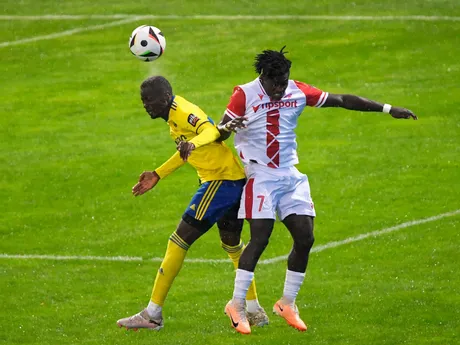 Henry Franck Bahi (Michalovce) a Jude Sunday (Trenčín) v súboji o loptu počas zápasu 7. kola Niké ligy MFK Zemplín Michalovce - AS Trenčín.