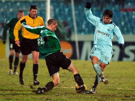 Lukáš Hartig (vľavo) a Diego v zápase Artmedia Bratislava - FC Porto v skupine H Ligy majstrov 2005/2006.