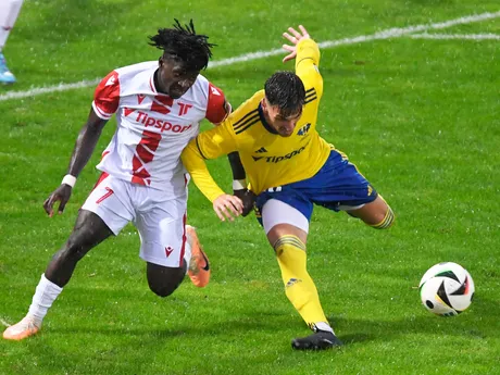 Alexandros Kyziridis (Michalovce) a Jude Sunday (Trenčín) v súboji o loptu počas zápasu 7. kola Niké ligy MFK Zemplín Michalovce - AS Trenčín.