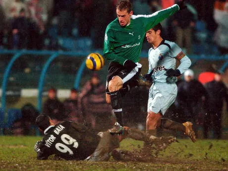 Blažej Vaščák (v strede), brankár Vítor Baía a Perdo Emanuel v zápase Artmedia Bratislava - FC Porto v skupine H Ligy majstrov 2005/2006.