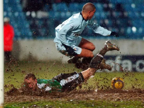 Blažej Vaščák (dole) a Pepe v zápase Artmedia Bratislava - FC Porto v skupine H Ligy majstrov 2005/2006.