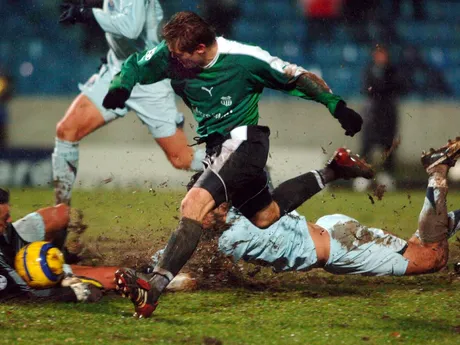 Branislav Obžera (v strede) a Vítor Baía v zápase Artmedia Bratislava - FC Porto v skupine H Ligy majstrov 2005/2006.