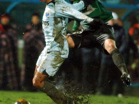 Pepe (vľavo) a Blažej Vaščák v zápase Artmedia Bratislava - FC Porto v skupine H Ligy majstrov 2005/2006.