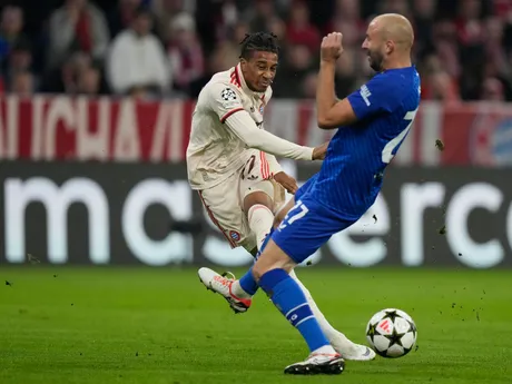 Michael Olise a Josip Misic v zápase Ligy majstrov Bayern Mníchov - Dinamo Záhreb. 