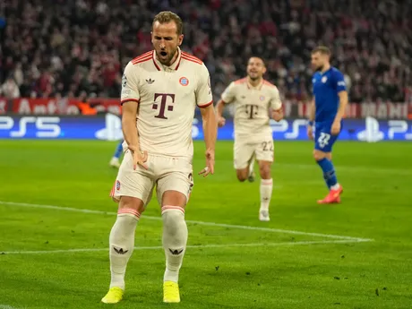 Harry Kane oslavuje gól v zápase Ligy majstrov Bayern Mníchov - Dinamo Záhreb.  