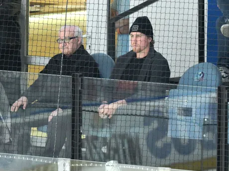 Nová posila Nitry Brett Ritchie (vpravo) na tribúne v zápase 4. kola hokejovej Tipos extraligy medzi HK Nitra - HKM Zvolen.