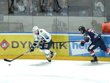 Zľava Alex Cotton (Nitra) a Andrej Kudrna (Zvolen) v zápase 4. kola hokejovej Tipos extraligy medzi HK Nitra - HKM Zvolen.