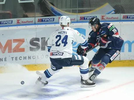 Zľava Branislav Mezei (Nitra) a Andrej Kukuča (Zvolen) v zápase 4. kola hokejovej Tipos extraligy medzi HK Nitra - HKM Zvolen.