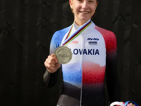 Viktória Chladoňová si na MS v cyklistike 2024 vybojovala striebro v časovke junioriek. 