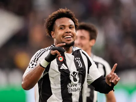 Weston McKennie oslavuje gól v zápase Ligy majstrov medzi Juventus - PSV Eindhoven. 