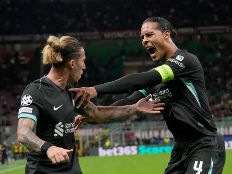 Virgil van Dijk oslavuje gól v zápase Ligy majstrov AC Miláno - Liverpool FC.