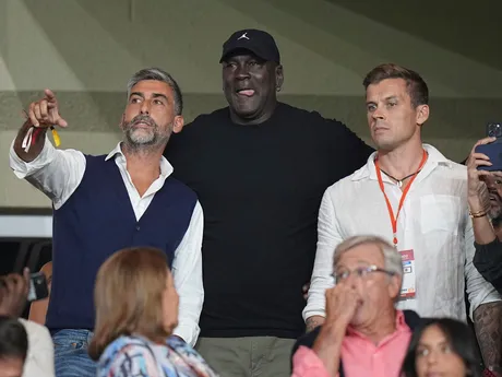 Bývalý americký basketbalista Michael Jordan na zápase AS Monaco - FC Barcelona v 1. kole ligovej fázy Ligy majstrov.