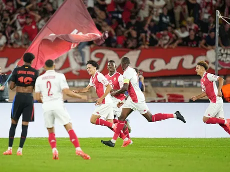 Futbalisti AS Monaco oslavujú gól do siete FC Barcelona v 1. kole ligovej fázy Ligy majstrov.