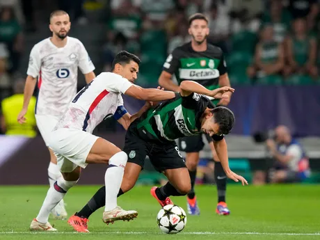 Benjamin Andre a Pedro Goncalves v zápase Ligy majstrov Sporting Lisabon - OSC Lille. 