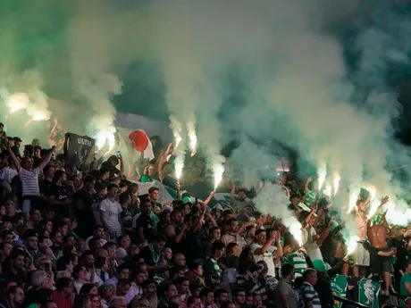 Domáci fanúšikovia v zápase Ligy majstrov Sporting Lisabon - OSC Lille. 