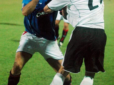 Dado Pršo (vľavo) a Peter Petráš v zápase Artmedia Petržalka - Glasgow Rangers v skupine H Ligy majstrov 2005/2006.